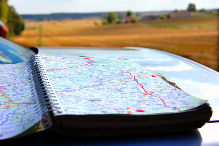 Bilkarta på motorhuv