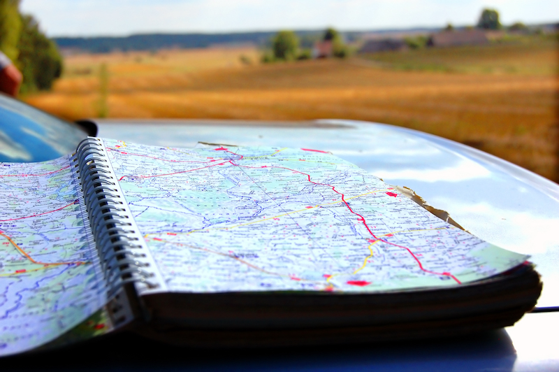 Bilkarta på motorhuv