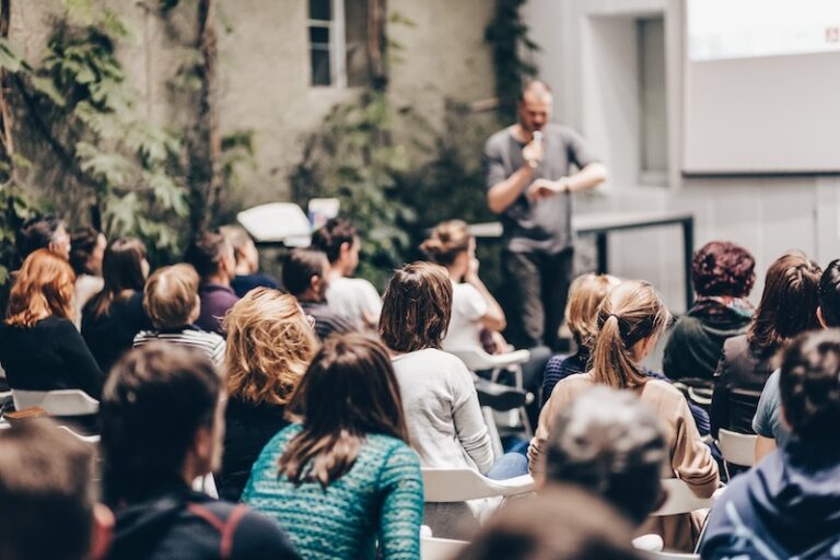 Föreläsare på scen