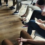 en grupp människor som sitter i ring