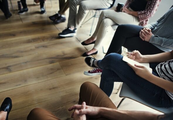 en grupp människor som sitter i ring